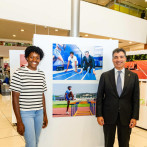 Marileidy recorre exposición fotográfica que rinde homenaje a su trayectoria