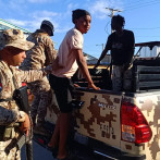 Militares dominicanos vigilan la participación de haitianos en el mercado fronterizo de Dajabón