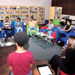 Jóvenes rodeados de tesoros escritos