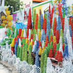 Conoce el origen de los charamicos, los ornamentos navideños que cubren las calles de Santo Domingo