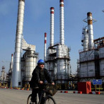 El petróleo cae ante dudas por acceso a las reservas de Venezuela