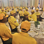 Abinader dará un bono y seguro premium a bomberos forestales