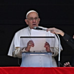 El Papa regala a Carlos III dos fragmentos de la cruz en la que fue crucificado Jesucristo para su coronación