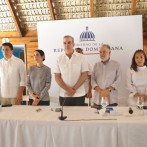 Abinader visita isla Saona, donde promete invertir 600 millones en obras sociales