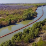 El Gobierno federal de EEUU demanda a Texas por su negativa a retirar la barrera del río Bravo