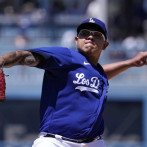 El lanzador Julio Urías enfrenta un cargo grave de causar lesiones corporales a su pareja