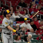 Cerveceros se acercan al título divisional tras doblegar a los Cardenales