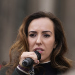 Esposa de Julian Assange dice que la prioridad es que su marido 