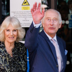 Carlos III y Camila elogian el registro oficial hecho a mano de su coronación