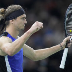 Zverev avanza a semis en París al vencer a Tsitsipas; Rune, Humbert y Khachanov se le unen