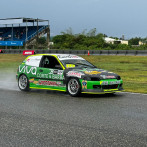 Jonathan Basden y Tomás Urbáez desafían la lluvia para ganar en autos