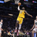 LeBron desafió al tiempo en el partido Lakers vs Grizzlies