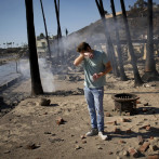 Familias en shock comienzan a visitar sus casas calcinadas en el área de Los Ángeles