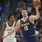 Jokic y Westbrook logran triples-dobles y Nuggets vencen 124-105 a Nets