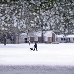 Tormenta invernal que dejó fuerte nevadas en el sur de EE.UU. mantiene su pulso