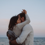 Estudio revela que chismear en pareja podría fortalecer la relación