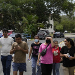 Deportados de EEUU van de embajada en embajada en Panamá en desesperada carrera para buscar asilo