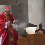 Giovanni Battista Re, el cardenal decano, espera una fumata blanca en la tarde de este jueves