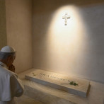 El papa León XIV visita la tumba de Francisco y reza en privado