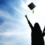 Poco más de la mitad de quienes entran en la universidad logran graduarse en RD