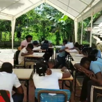 Estudiantes reciben clases al aire libre y en una carpa debido al deterioro de centro educativo en Yamasá