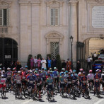 El papa León XIV bendice a los ciclistas del Giro antes de la etapa final