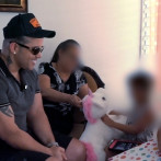 El Blachy lleva regalos y promete mensualidad de 25 mil pesos a dos de las huérfanas de Jet Set