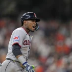 Ángel Martínez, con un grand slam en la entrada 10, da el triunfo a los Guardianes sobre los Astros