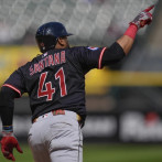 Carlos Santana pega jonrón y Guardianes vencen 4-2 a Medias Blancas