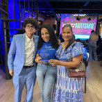 Magali Febles es reconocida por la fundación Milagros de Amor durante foro sobre el autismo