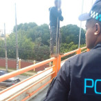Rescatan a hombre que intentó lanzarse de puente en la avenida 27 de Febrero
