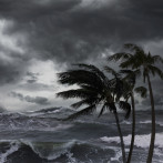 Huracán Erin deja lluvias y fuerte oleaje