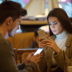 ¿Amigos de verdad? Personas se refugian en aplicaciones de IA para combatir la soledad