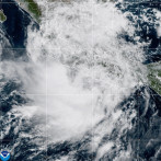 Raymond se debilita y se vuelve una depresión tropical antes de llegar a México