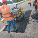 Brigadas de Obras Públicas corrigen baches en la Autopista Duarte