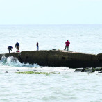 Pescadores y curiosos ignoran el mal tiempo