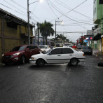 Hombre bloquea tránsito en calle donde reside porque se inunda su hogar