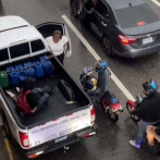 Motorista sale ileso tras caer desde elevado sobre una camioneta