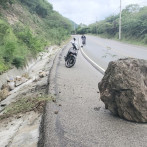 El peligro asecha en la carretera de Ocoa por deslizamientos de tierra y piedras