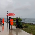 Acompañantes de adolescente desparecido afirman fue arrastrado por aguas del mar Caribe