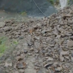 Derrumbe de piedras en carretera impide transporte de productos agrícolas en Ocoa
