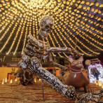 Con calaveras monumentales honran a la muerte en el centro de México