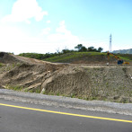 Destruyen tramo de la Circunvalación de Baní para corregir grietas