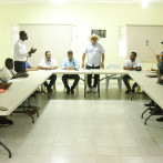 Haitianos y dominicanos se reúnen en frontera para regularizar entrada de motocarretas por Dajabón