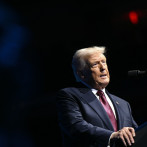 Trump amenaza con revocar licencias a programas de comedia nocturnos y cadenas de TV