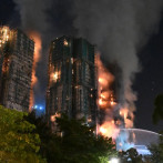 Aumentan a 36 los muertos a causa de un incendio que afecta a varios rascacielos en Hong Kong