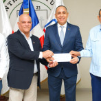 Seguros Reservas entrega donativo al centro medico UCE