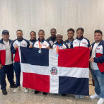 Dupla femenina de bádminton muestra con entusiasmo su presea de plata