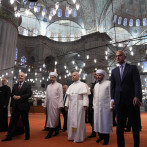 El papa visita la Mezquita Azul al inicio de reuniones con líderes religiosos de Turquía