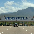 Pasajeros improvisan rutas por tierra y líneas locales ante crisis de vuelos en Venezuela